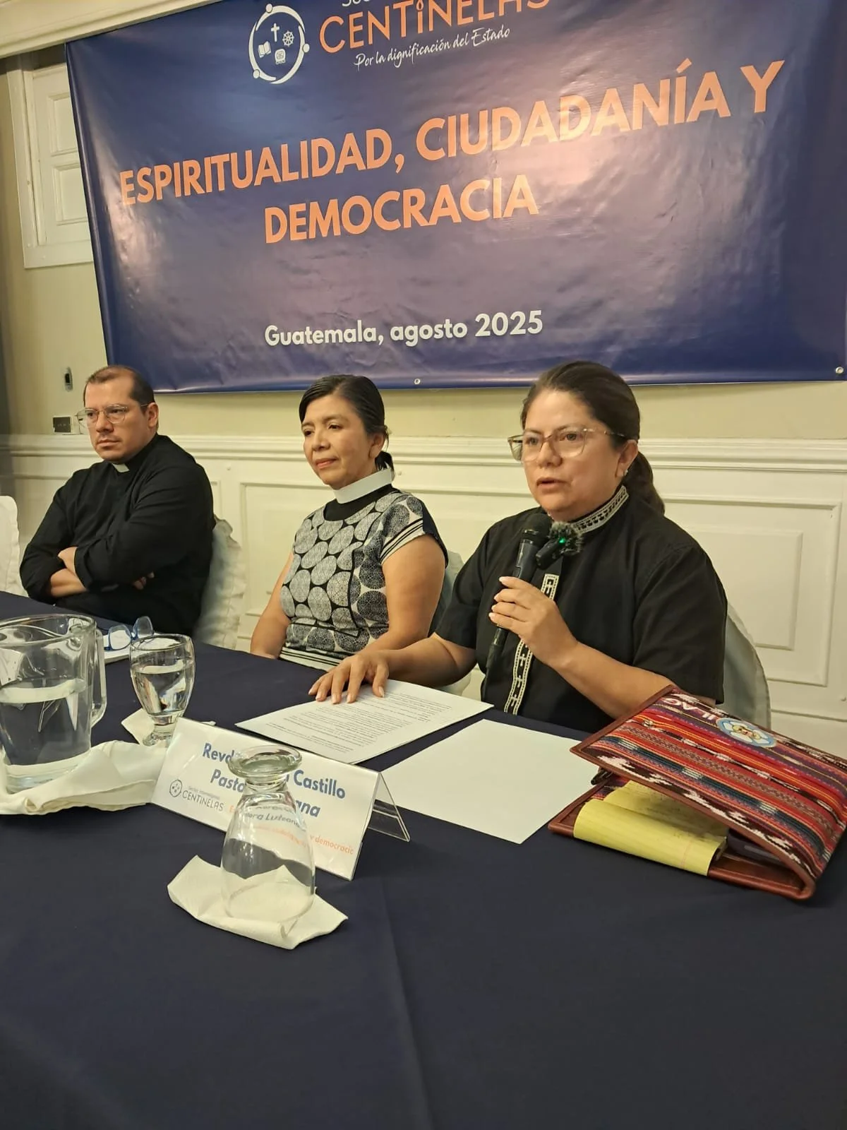  La reverenda Karen Castillo durante su participación en el panel foro. La acompañan la reverenda Nelly Miranda y el padre Omar Carrera.  Foto: Violeta Cetino 